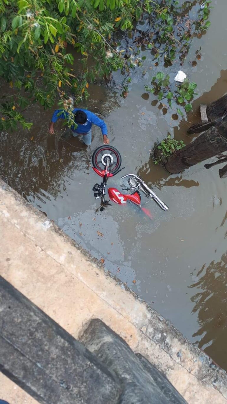 Carapeguá: hallan en un arroyo la motocicleta de un hombre desaparecido