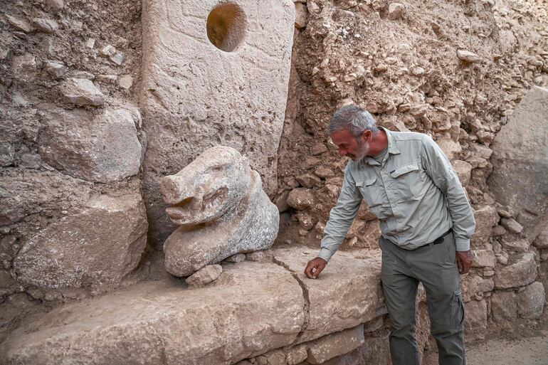 El profesor y director del departamento de prehistoria de la Universidad de Estambul, Necmi Karul, muestra el jabalí policromado recién descubierto, de 1,20 m de largo y 70 cm de alto, en el sitio arqueológico de Gobeklitepe, en el sureste de Turquía.