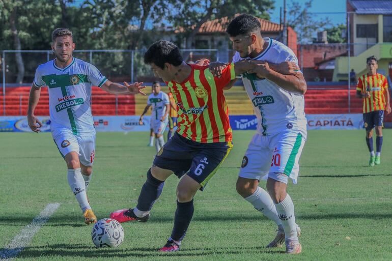 El volante aurirrojo, Héctor Villamayor controla el esférico ante la marca de Yony Villazanti y Gastón Pinedo. (Foto: APF)