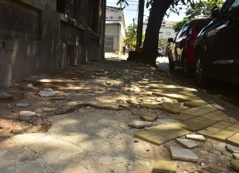 En Teniente Fariña y Yegros las veredas parecen de una ciudad abandonada. Carritos de bebé o sillas de ruedas no podrían circular.