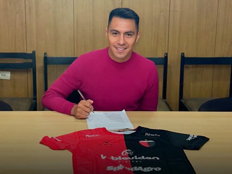 El paraguayo Ángel Cardozo Lucena durante la firma de contrato y presentación oficial como refuerzo de Colón de Santa Fe.