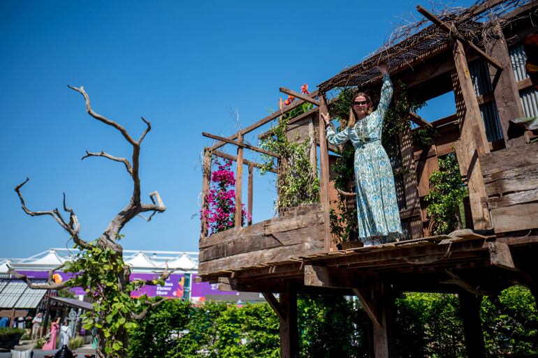 Una persona se presenta desde una casa de árbol durante el día de prensa en el Chelsea Flower Show en Londres, Gran Bretaña.