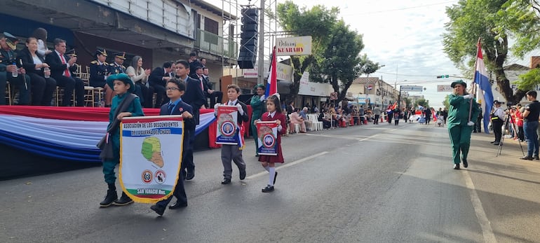 Niños y jóvenes con un desfile rinden homenaje a héroes de la Guerra del Chaco,