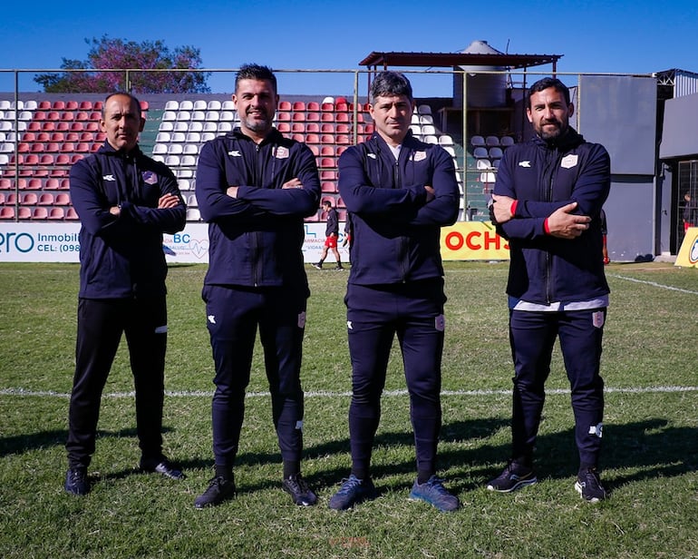 Héctor "Matador" Núñez, nuevo conductor "rayadito" junto a los integrantes de su cuerpo técnico. (Foto: Sportivo San Lorenzo)