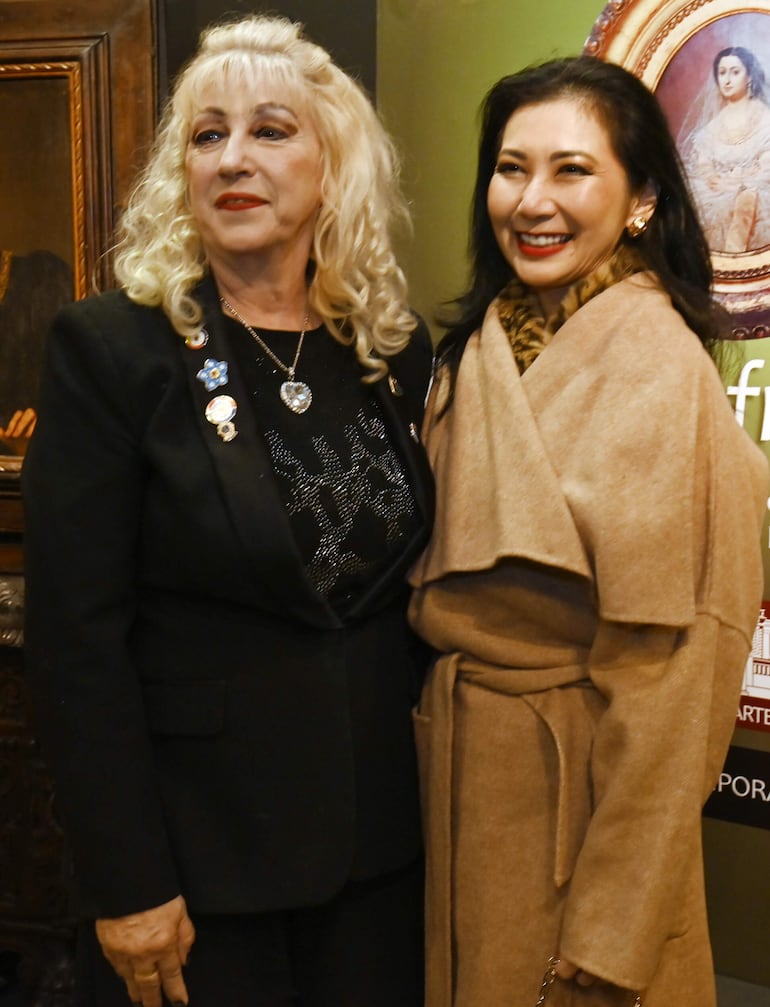 Luz Schémbori y Silvia Morimoto. 