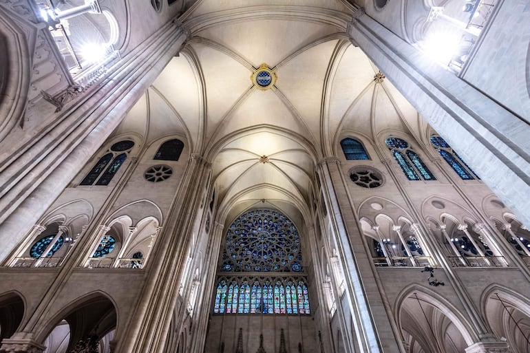 La nueva nave de la catedral de Notre Dame en París cuya restauración llevó más de cinco años.