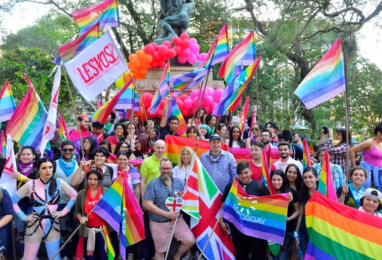 Colorido desfile organizado por el movimiento Somos Gay, en el marco del Día Internacional del orgullo LGBTI.