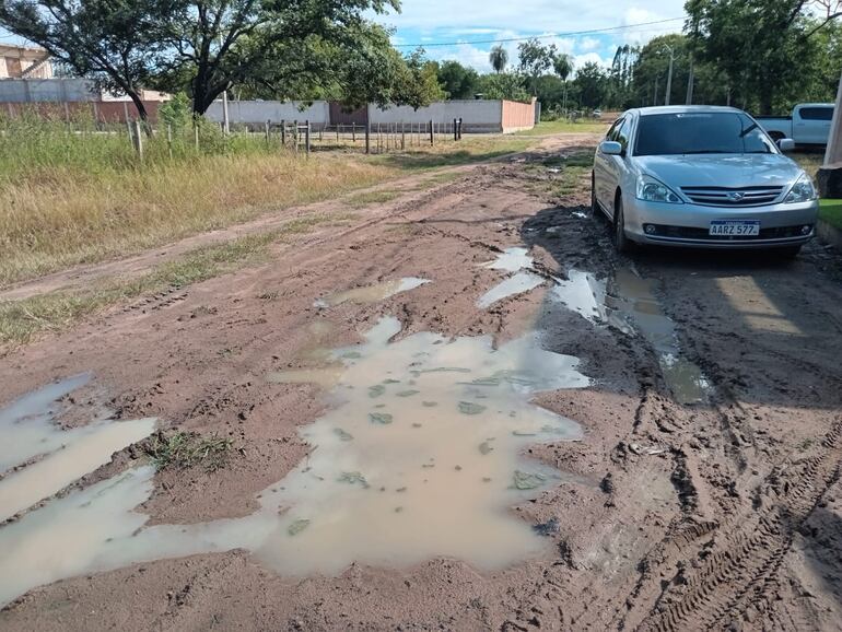 Lluvia trae alivio en el campo y evidencia calles en mal estado en la ciudad de San Pedro de Ycuamandyyú