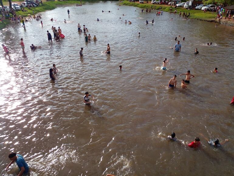 Los bañistas ya comenzaron a visitar el arroyo Tapiracuái, de Santaní.