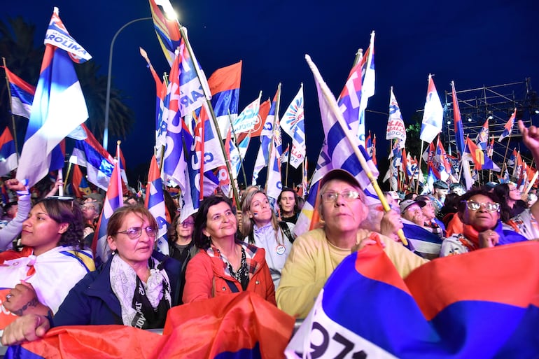 Simpatizantes del Frente Amplio participan de un acto realizado en el Parque Batlle, en la ciudad de Montevideo (Uruguay).