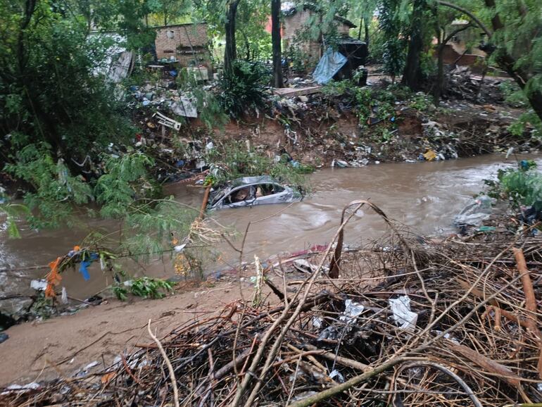 El vehículo fue arrastrado por el raudal y terminó en un arroyo en Luque.