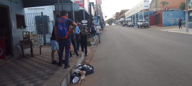 Todos los usuarios del transporte que se encontraban esta mañana sobre Saturio Ríos, ciudad de San Lorenzo, contaron que llevaban esperando más de una hora para poder abordar un colectivo.