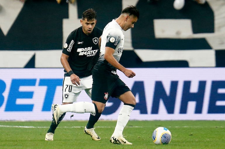 Ángel Romero genera un ataque para Corinthians ante la atenta mirada de su hermano Óscar, en el partido que ganó Botafogo 1-0. (Foto gentileza de Botafogo).