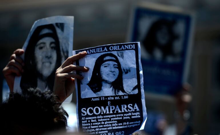 Foto de archivo tomada el 27 de mayo de 2012, en la cual un manifestante sostenía un cartel de Emanuela Orlandi que dice "Desaparecida", durante la oración del mediodía del Regina Coeli del Papa Benedicto XVI en la plaza de San Pedro, en el Vaticano.