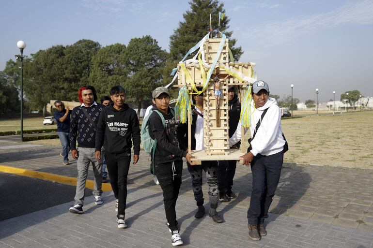 Varios hombres cargan un enorme crucifijo este viernes, en Puebla (México). Trabajadores mexicanos de la construcción celebraron este viernes el Día de la Cruz, también conocido como Día del Albañil, con una exhibición para la que elaboraron más de 70 crucifijos de varilla, alambre, cemento, clavos y otros materiales para edificar inmuebles. El Seminario Guadalupano en Puebla, estado del centro del país, fue sede de la muestra para conmemorar esta festividad católica, que recuerda la crucifixión de Cristo y, al mismo tiempo, celebra a los albañiles, quienes en México suelen colocar una cruz ornamental al comenzar una obra para pedir que llegue a buen término.