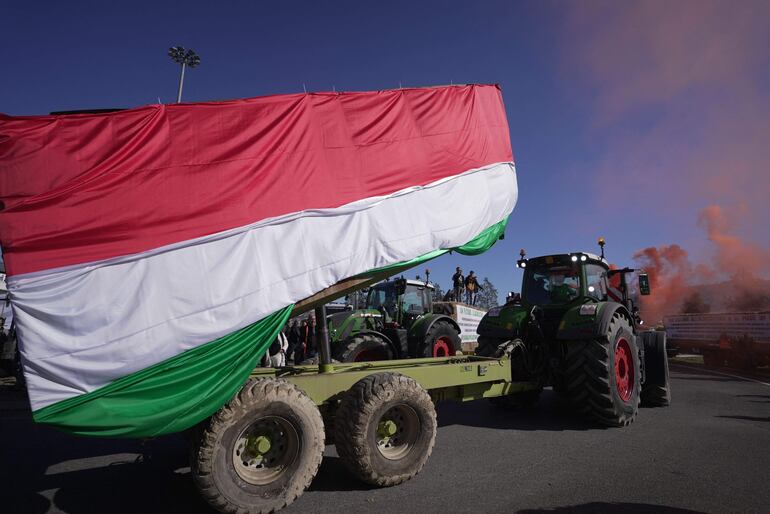 Los agricultores italianos organizan una protesta en la entrada de la autopista en Orte, en el centro de Italia.