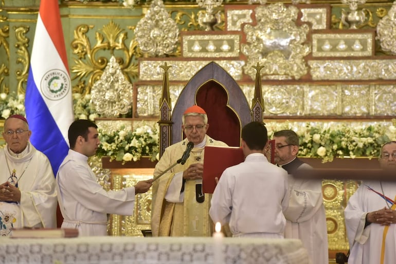 El cardenal Adalberto Martínez durante la misa por el aniversario de la fundación de Asunción.