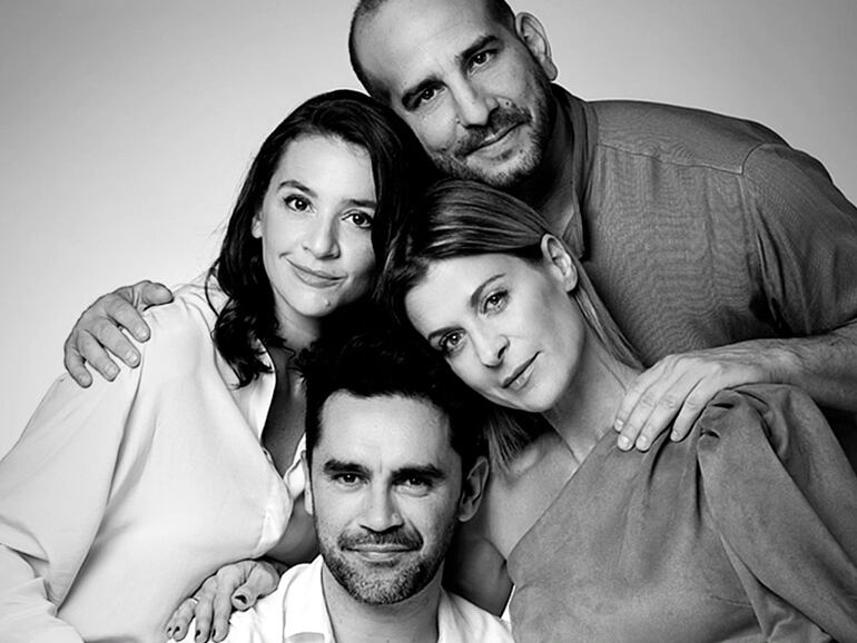 Nico García con sus compañeros actores Gonzalo Heredia, Eugenia Tobal y Laura Azcurra. (Instagram/Nico García)