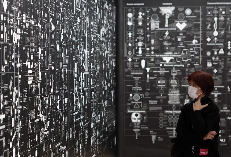 Miembro de los medios observa las obras de los artistas Kate Crawford y Vladan Joler durante una vista previa para la prensa de la exposición "Machine Love: Video Game, AI and Contemporary Art" en el Museo de Arte Mori en Tokio, Japón.







