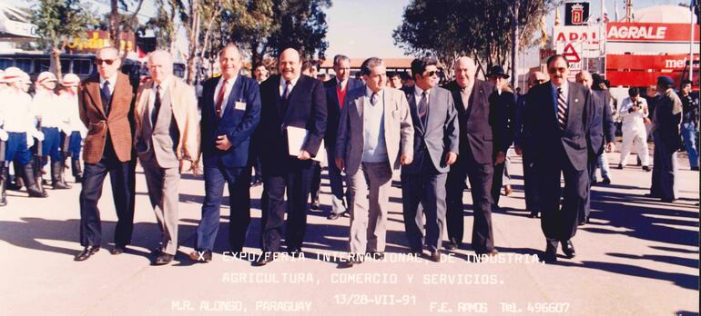 Directivos de la UIP recorriendo la Expo de Mariano Roque Alonso, en el año 1991.