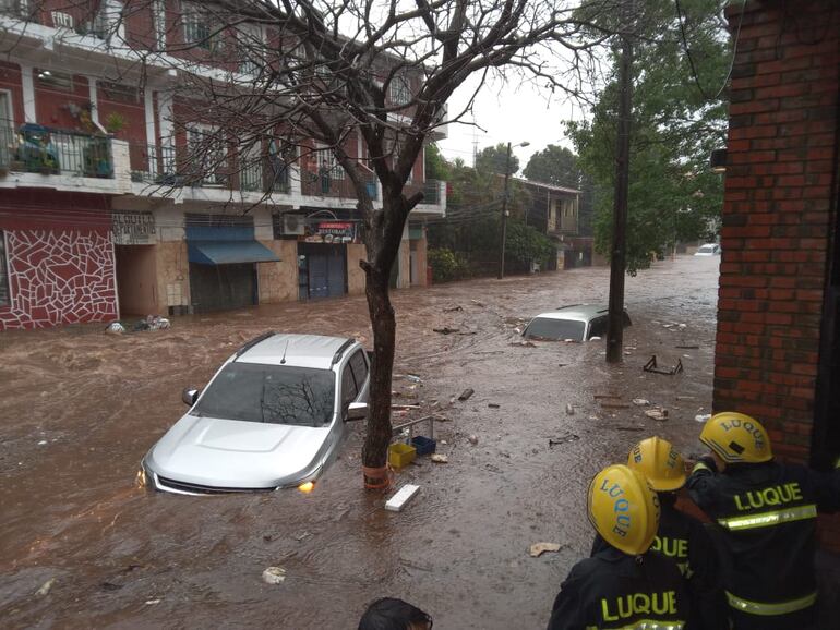 Bomberos de Luque rescataron a una persona que quedó atrapada en su vehículo.