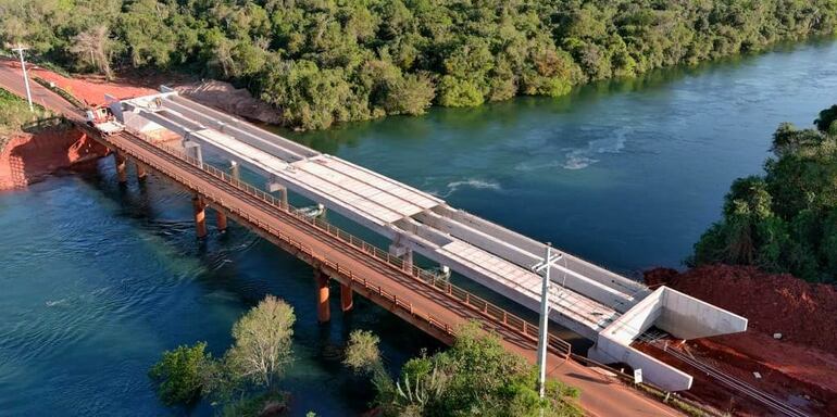 El puente sobre el río Yguazú es construido a lado de la antigua pasarela.