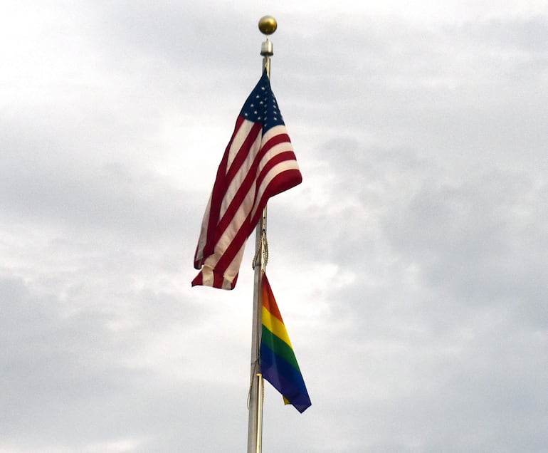 Por el "Mes del Orgullo" en la embajada de Estados Unidos flamea la bandera del arcoíris debajo de la bandera de ese país. 