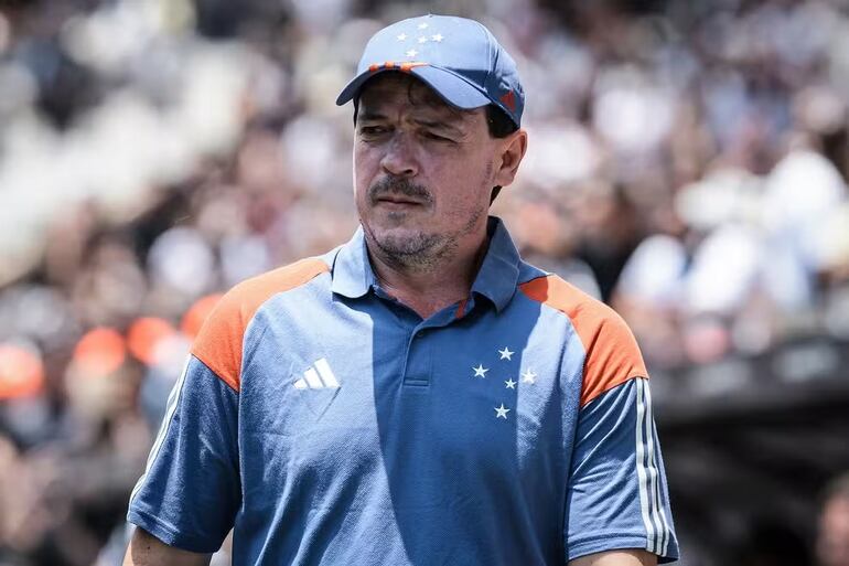 Fernando Diniz, entrenador de Cruzeiro, en el partido frente a Corinthians por la fecha 33 de la Serie A de Brasil.