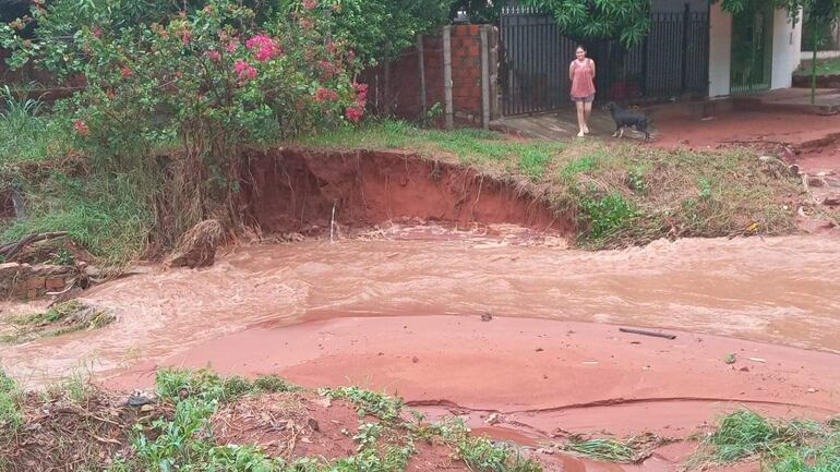 Vecinos del barrio San Roque de San Antonio viven con el Jesús en la boca con cada lluvia. Una zanja avanza hacia las casas.