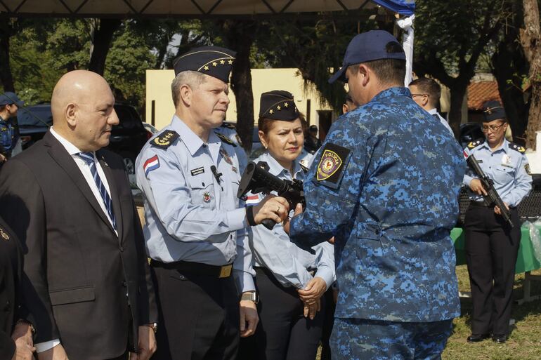 El comandante de la Policía Nacional Carlos Benítez, durante la entrega de un arma incautada en el operativo "Dakovo".