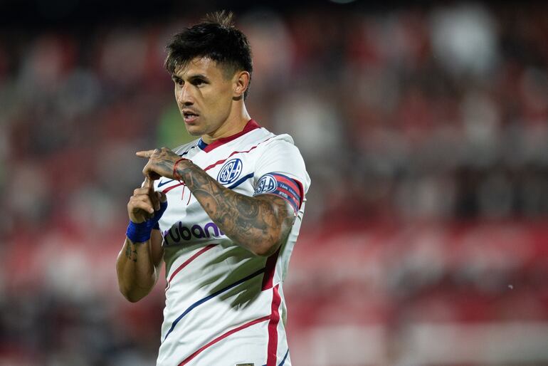 El paraguayo Adam Bareiro, futbolista de San Lorenzo de Almagro, celebra un gol en el partido frente a Newell's por la octava jornada de la Copa de la Liga Profesional en el estadio Marcelo Bielsa, en Rosario, Argentina.