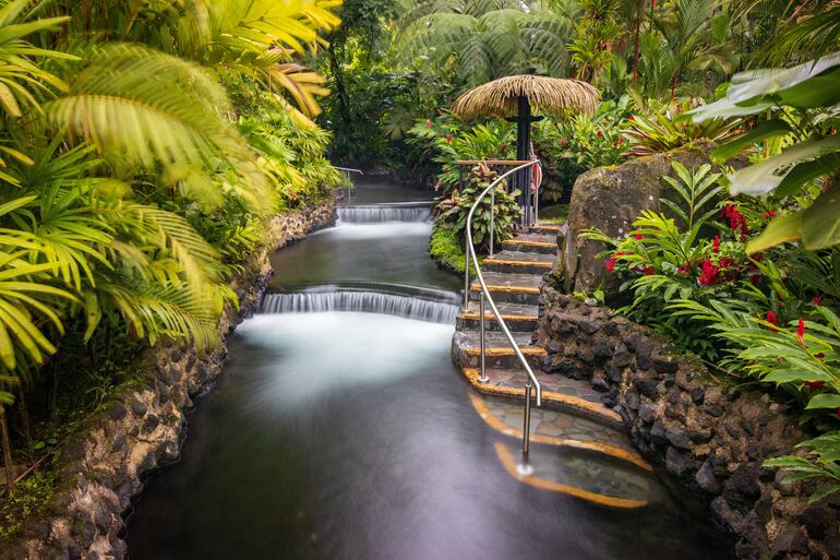 Aguas termales naturales de Tabacón en el Parque Nacional del Volcán Arenal (Costa Rica).