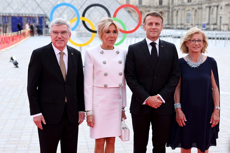 El presidente del Comité Olímpico Internacional (COI), Thomas Bach, su esposa Claudia Bach, el presidente francés Emmanuel Macron y su esposa Brigitte Macron posan antes de una cena de gala ofrecida por el COI y la presidencia francesa, en el Louvre de París.
(Arturo Holmes / POOL / AFP)