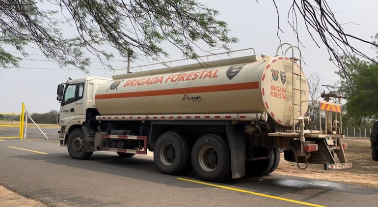 Camiones cisternas aguardan la llegada de la aeronave uruguaya al Chaco para iniciar los trabajos de combate al fuego.