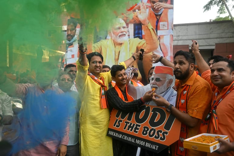 Los partidarios de Narendra Modi, primer ministro de la India y líder del Partido Bharatiya Janata (BJP), celebran los resultados del recuento de votos para las elecciones generales de la India, en la sede del BJP en Nueva Delhi.