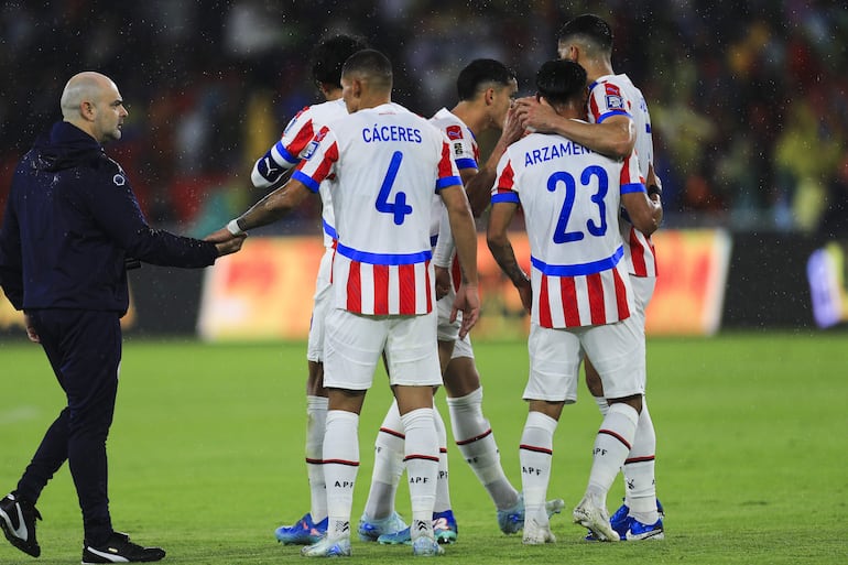 Los jugadores de la selección de Paraguay al final del partido frente a Ecuador por la novena fecha de las Eliminatorias Sudamericanas en el estadio Rodrigo Paz Delgado, en Quito, Ecuador.