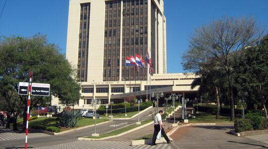 Fachada frontal de la sede central de la Municipalidad de Asunción.
