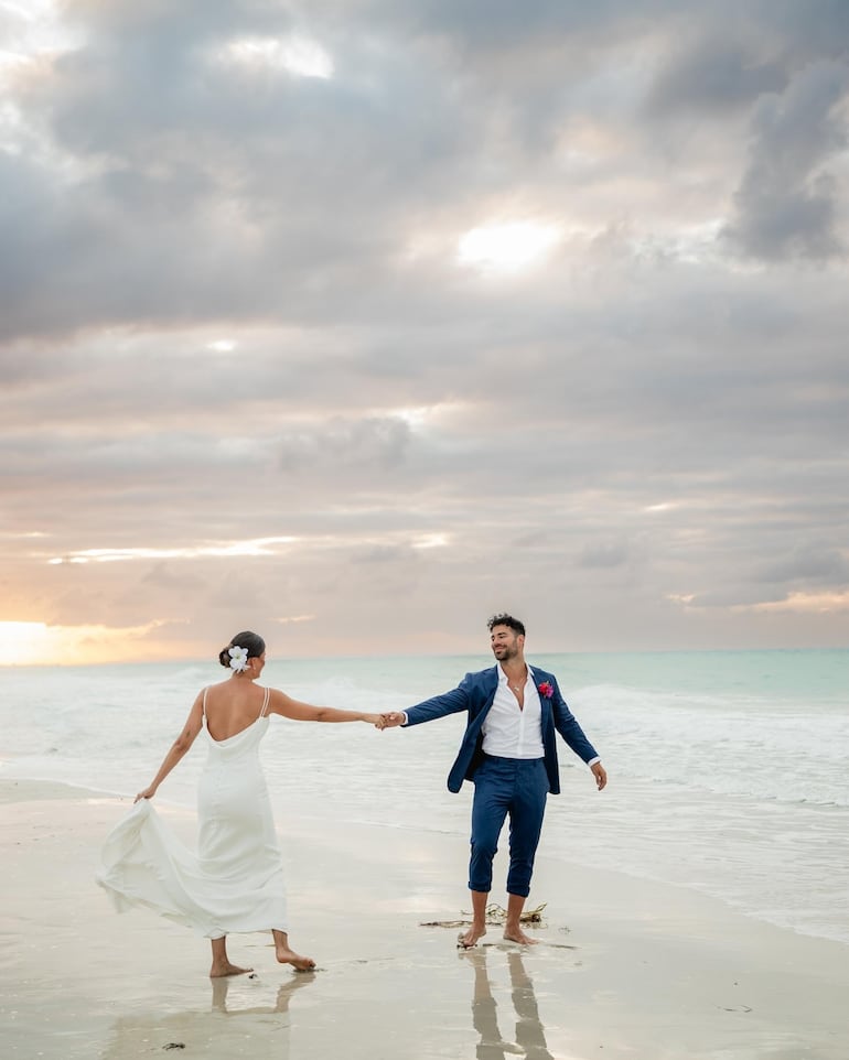 ¡Paradisiaco escenario! Alba Riquelme y Renato Prono se juraron amor eterno en Varadero, Cuba. (Instagram/Alba Riquelme)