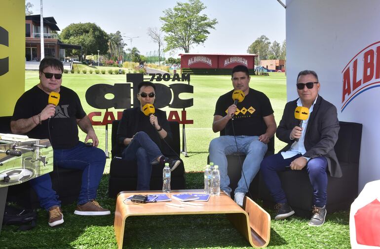 La “cabina” al aire libre del Cardinal Deportivo, ayer durante el programa de la siesta en Albiróga.