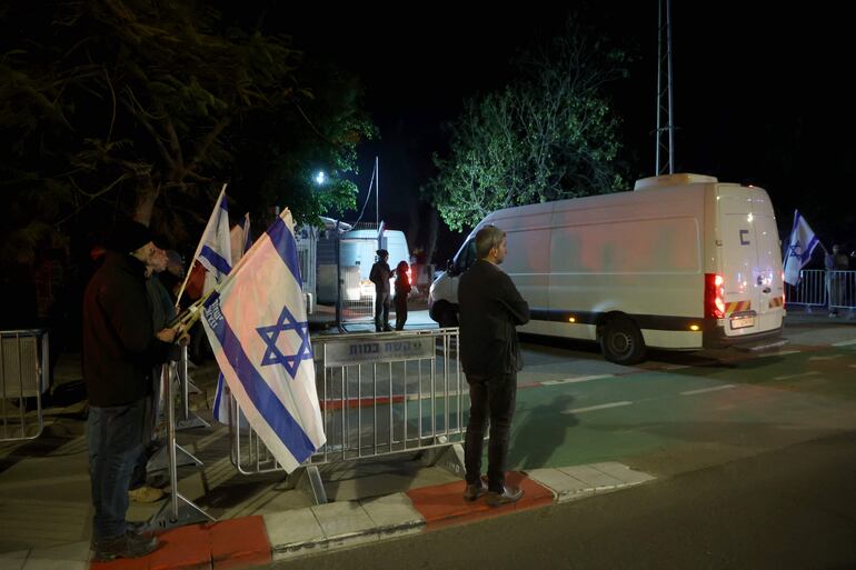 Un vehículo que transporta el cuerpo de uno de los rehenes devueltos hoy por Hamás llega a un centro forense en Tel Aviv.