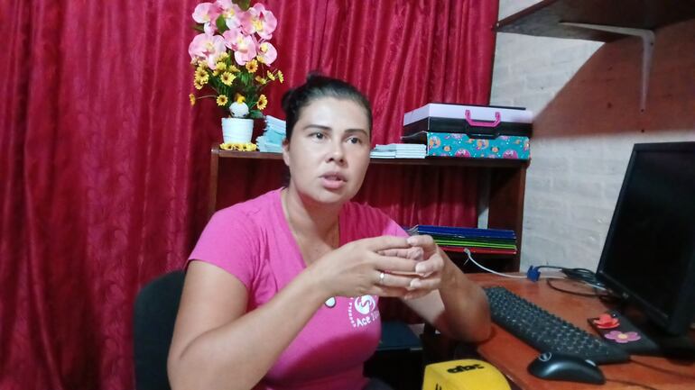 mujer con remera rosada