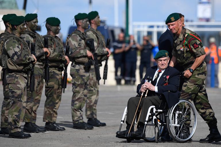 En esta foto de 2019 en Colleville-Montgommery se ve al veterano de guerra Leon Gautier en silla de ruedas. 