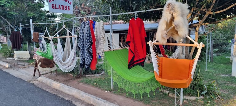 Amacas y ponchos hechas de lana de manera artesanal en San Miguel, Misiones.