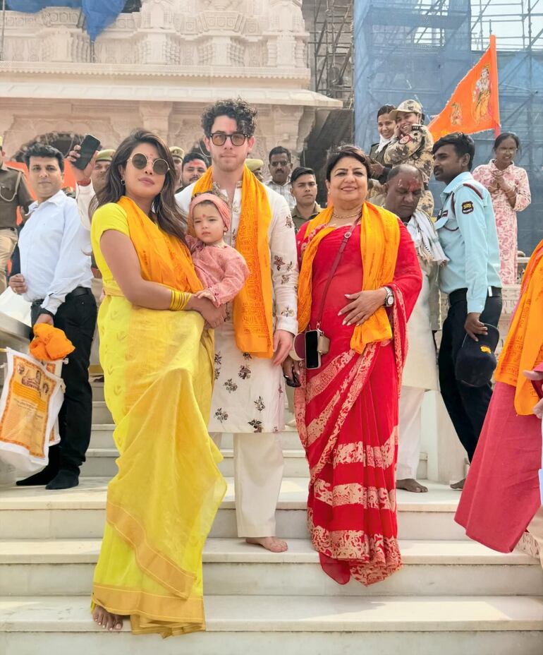 Priyanka Chopra y Nick Jonas con Malti y la mamá de la Miss Mundo 2000. (Instagram/Priyanka Chopra)