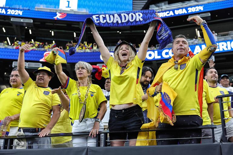 Los aficionados de Ecuador celebran durante el partido frente a Jamaica en el Allegiant Stadium, en Las Vegas, Nevada.