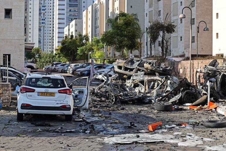 Vehículos quemados en Ashkelon, Israel, luego de un ataque con cohetes desde la Franja de Gaza, perpetrado por la milicia de Hamás.