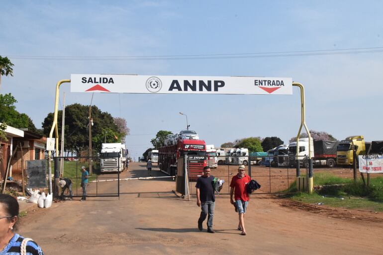 Cientos de camiones de transporte de larga distancia internacional están varados en el interior del predio de la ANNP, sin poder salir, lo que genera serios inconvientes a los trabajadores del volante.