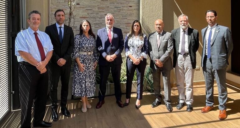 Los embajadores Marcello Fondi (Italia), Ramin Navai (Reino Unido), Carmen Castiella Ruiz de Velasco (España),  Javier García de Viedma (Unión Europea), Kattya González, Pierre-Christian Soccoja (Francia), Holger Scherf (Alemania), Amir P. Masliyah (ministro consejero de la embajada de los Estados Unidos).