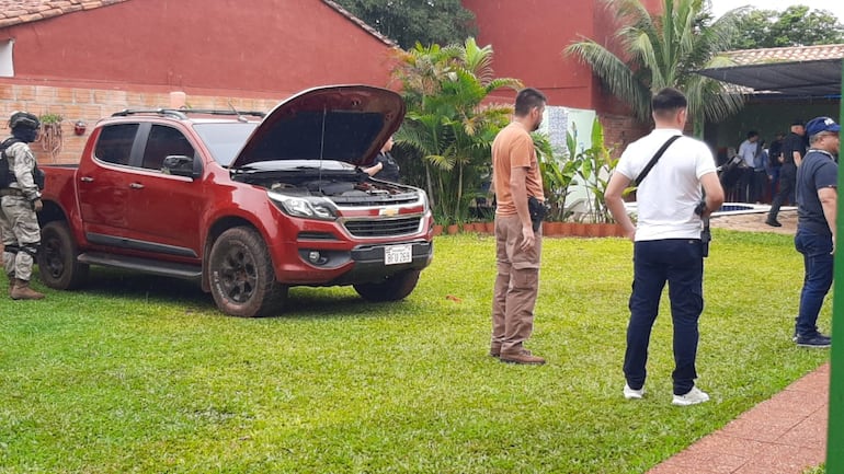 Los malvivientes se reunieron en el patio luego del robo fallido, dejaron las ropas, y dejaron los tres vehículos.