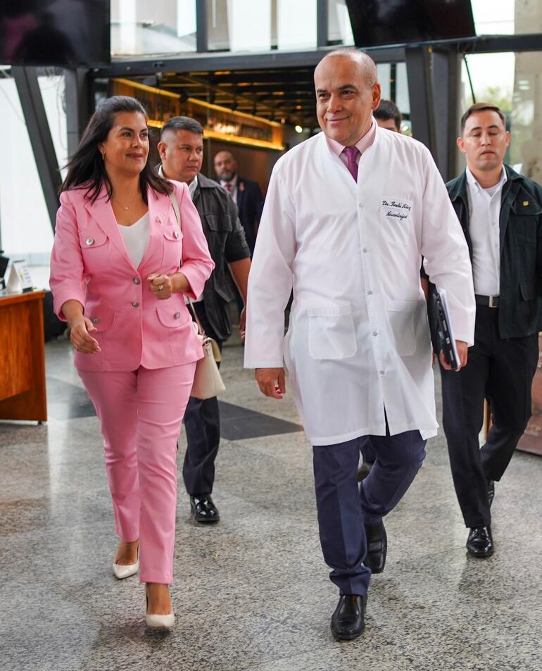 Basilio Núñez llegó con su bata de médico para el lanzamiento del "Octubre Rosa" en el Congreso Nacional el 18 de octubre pasado.